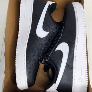 Nike Men’s Black/White Low-Top Sneakers